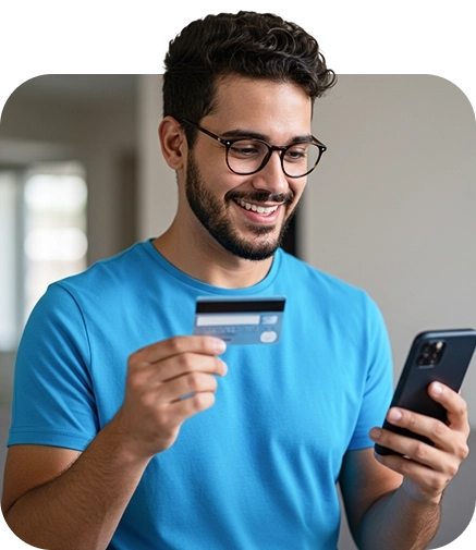 Homem adicionando o cartão de crédito